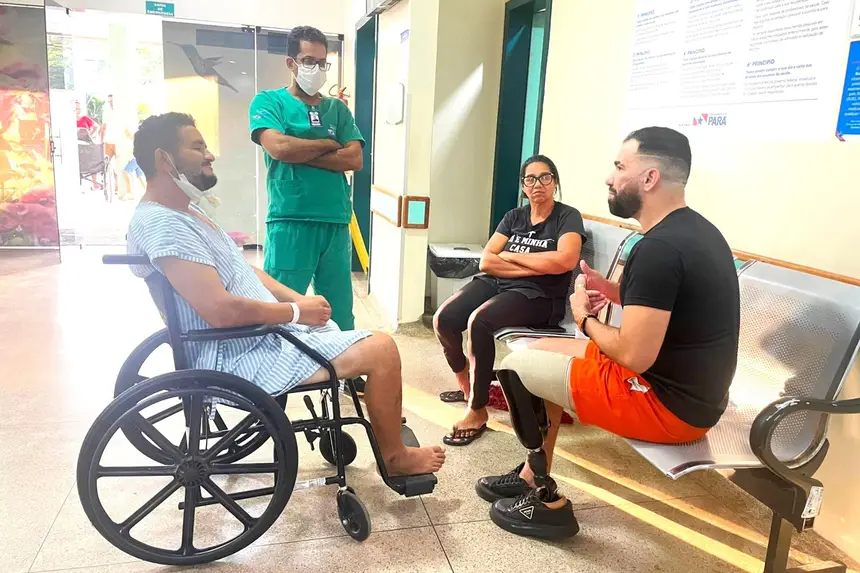 Pessoas e alguns amputados conversando possivelmente sobre dor do membro fantasma