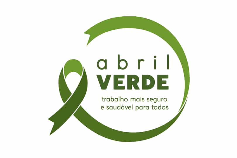 Equipe de segurança discutindo protocolos para garantir a Saúde do Trabalhador em ambiente industrial